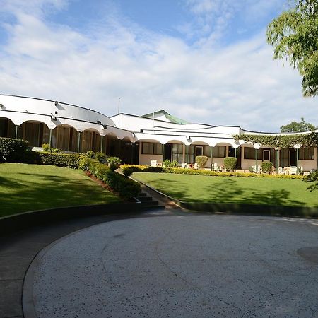 Green Hills Hotel Ньєрі Екстер'єр фото