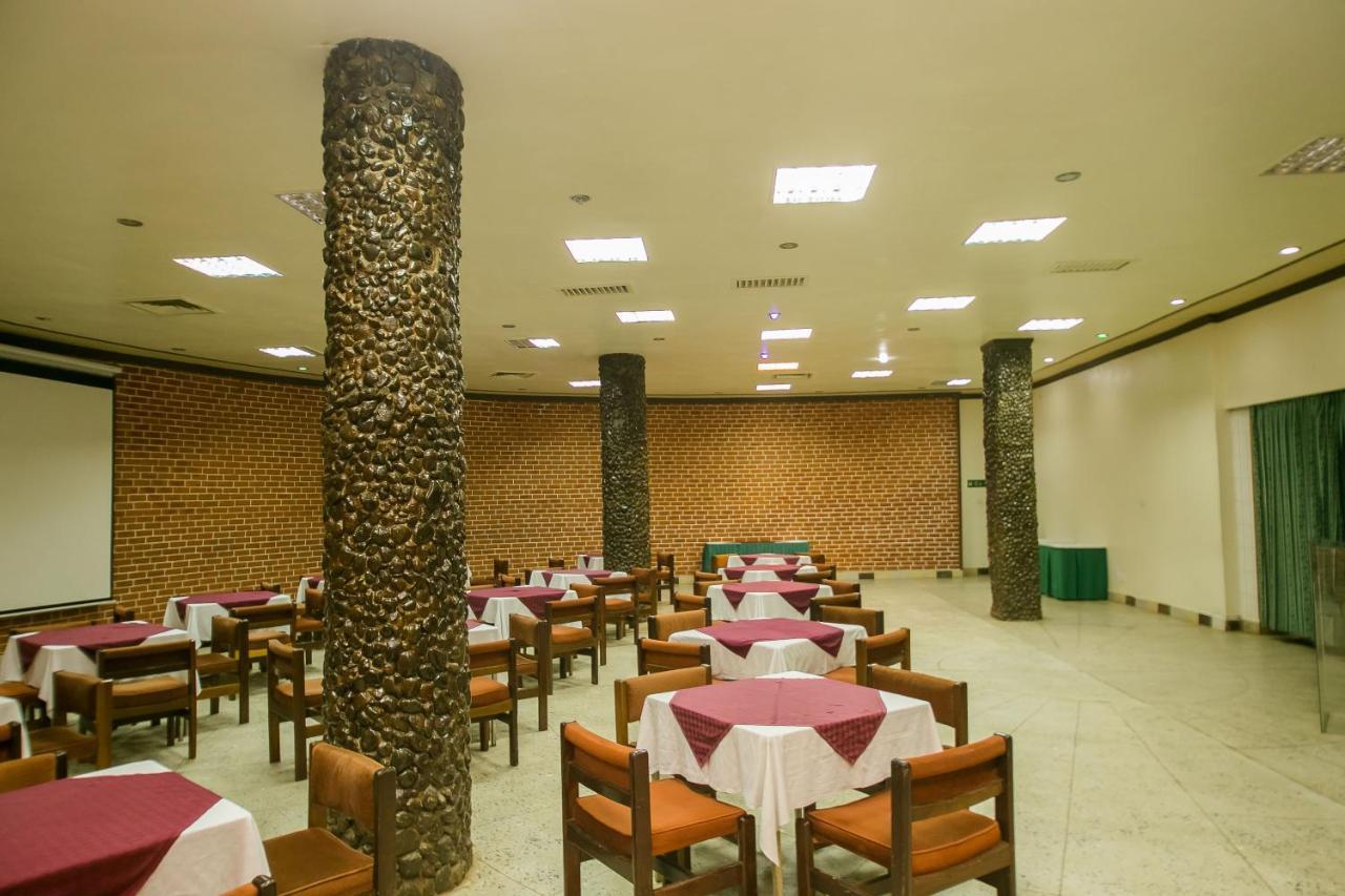 Green Hills Hotel Ньєрі Екстер'єр фото