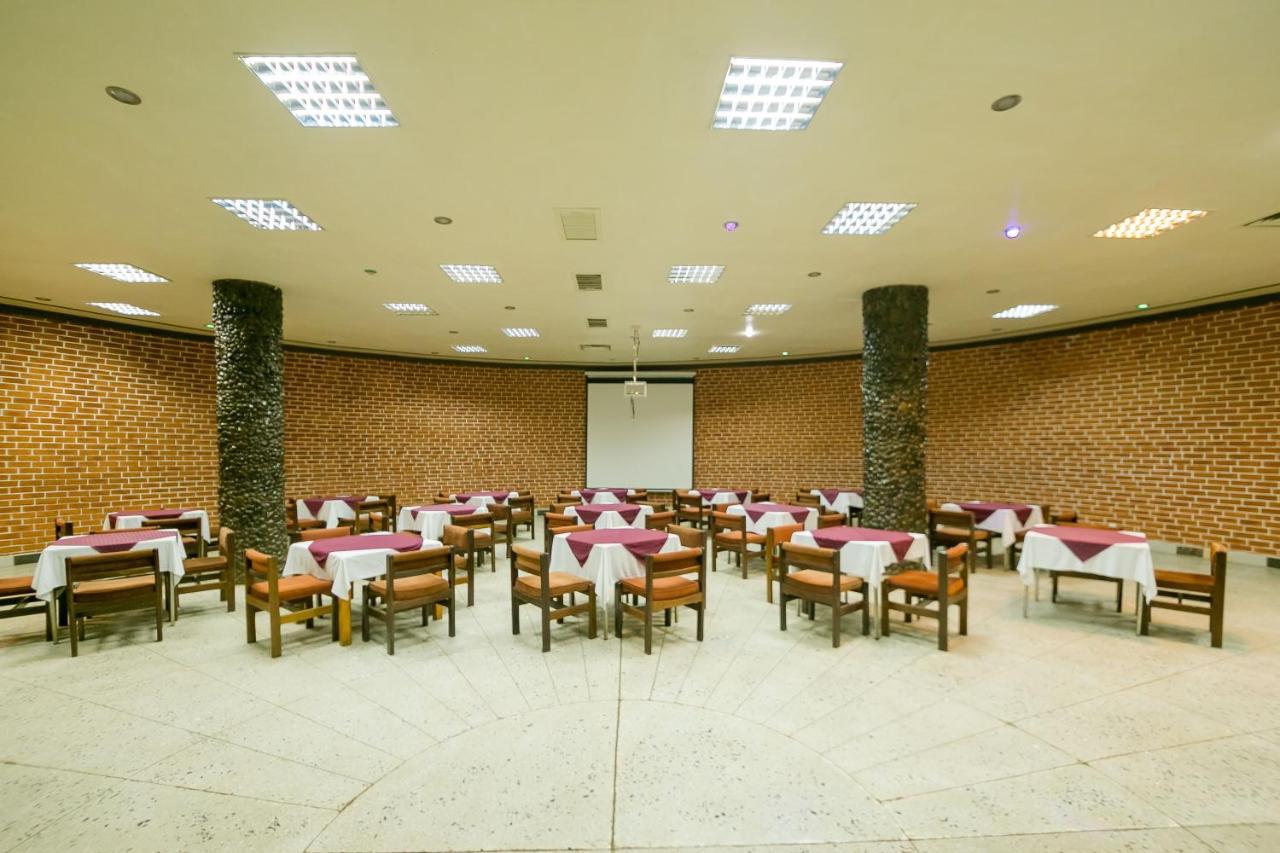 Green Hills Hotel Ньєрі Екстер'єр фото