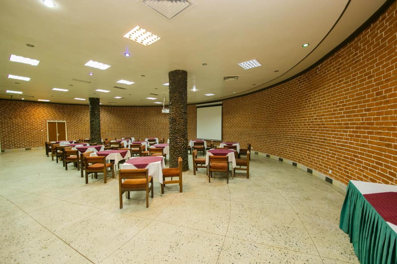Green Hills Hotel Ньєрі Екстер'єр фото