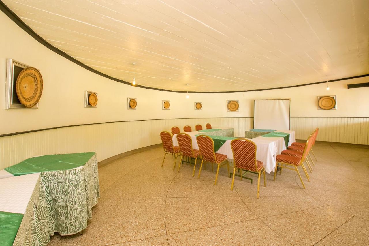 Green Hills Hotel Ньєрі Екстер'єр фото