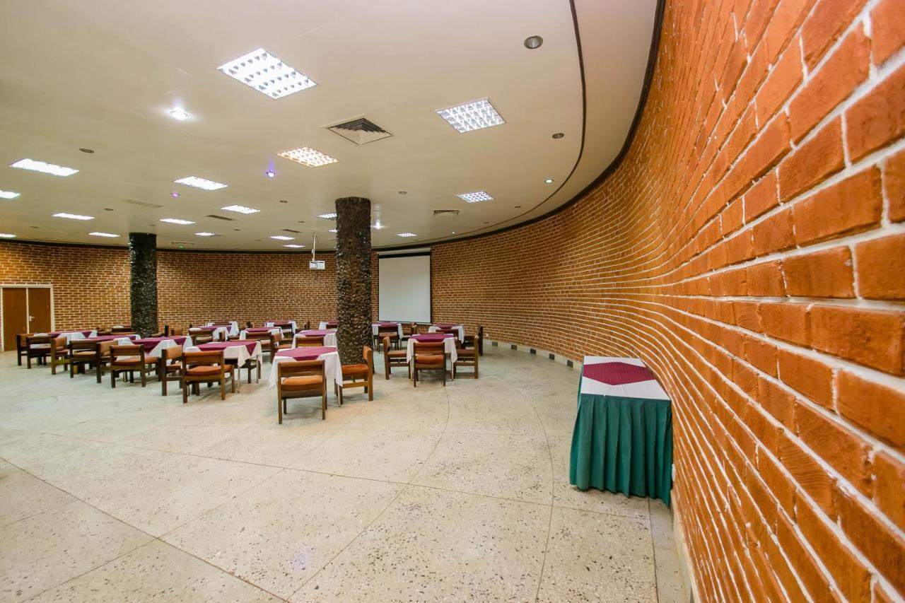 Green Hills Hotel Ньєрі Екстер'єр фото