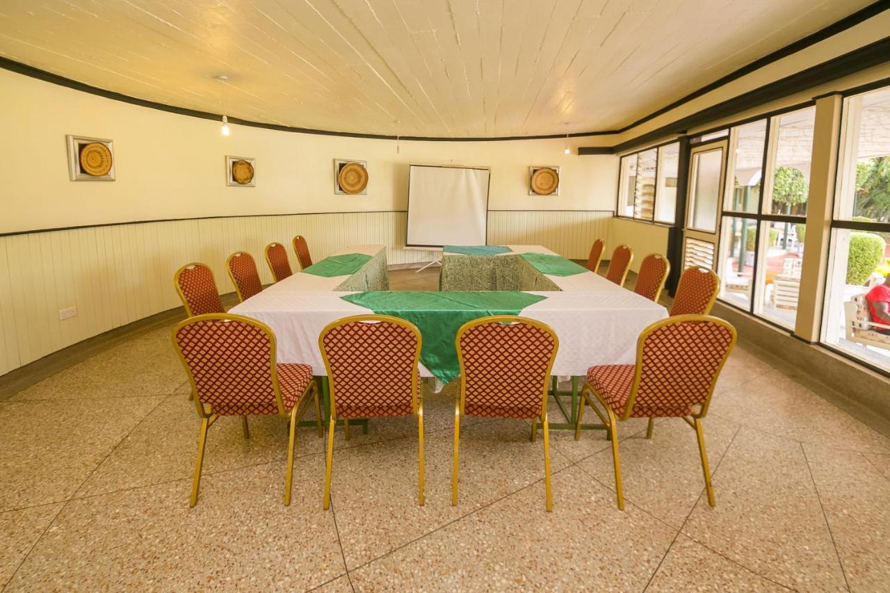 Green Hills Hotel Ньєрі Екстер'єр фото