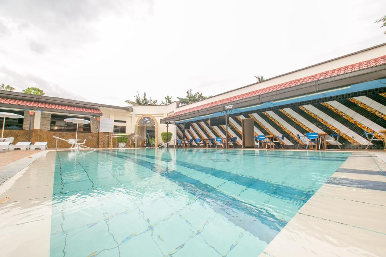 Green Hills Hotel Ньєрі Екстер'єр фото