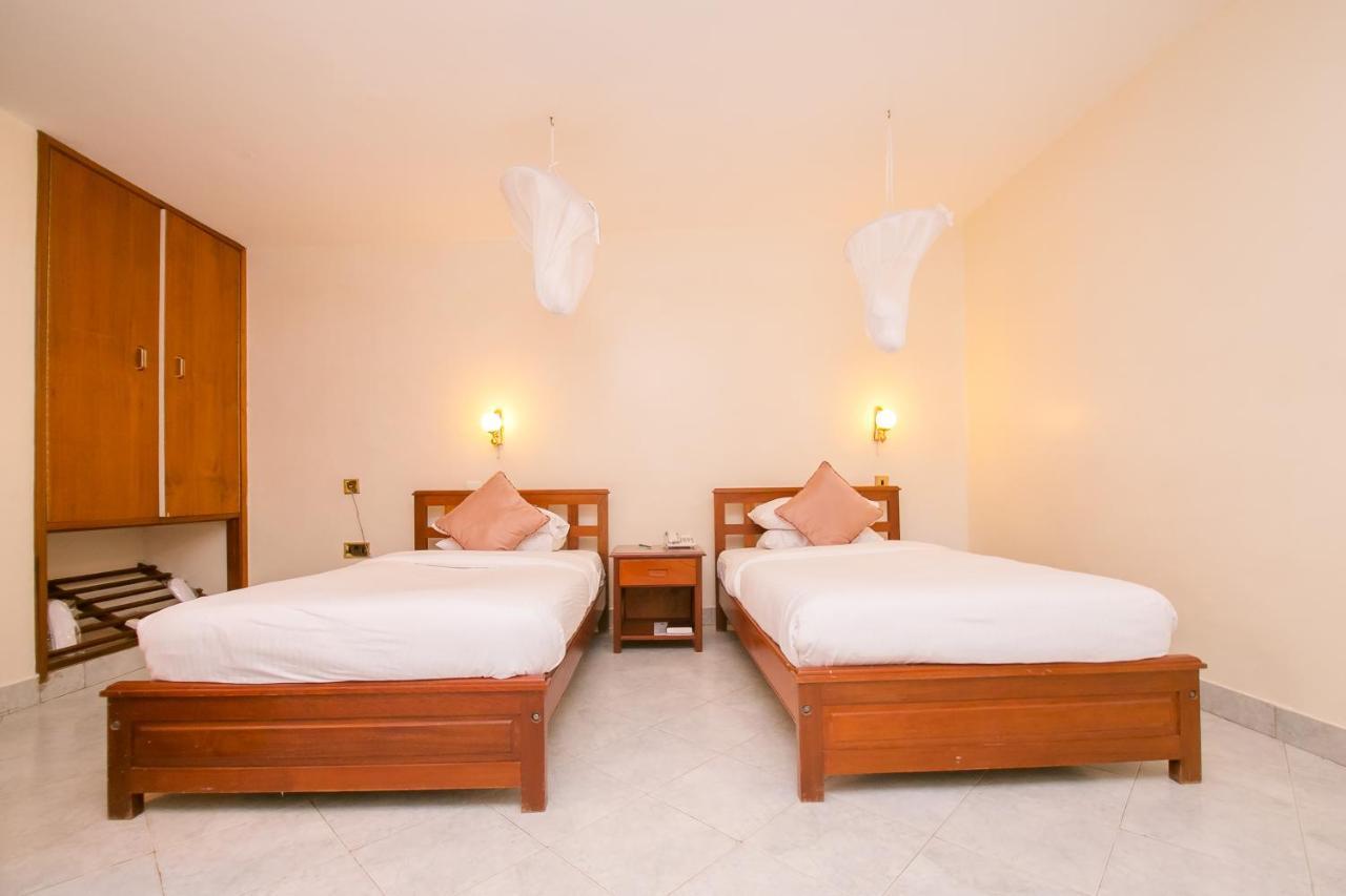 Green Hills Hotel Ньєрі Екстер'єр фото